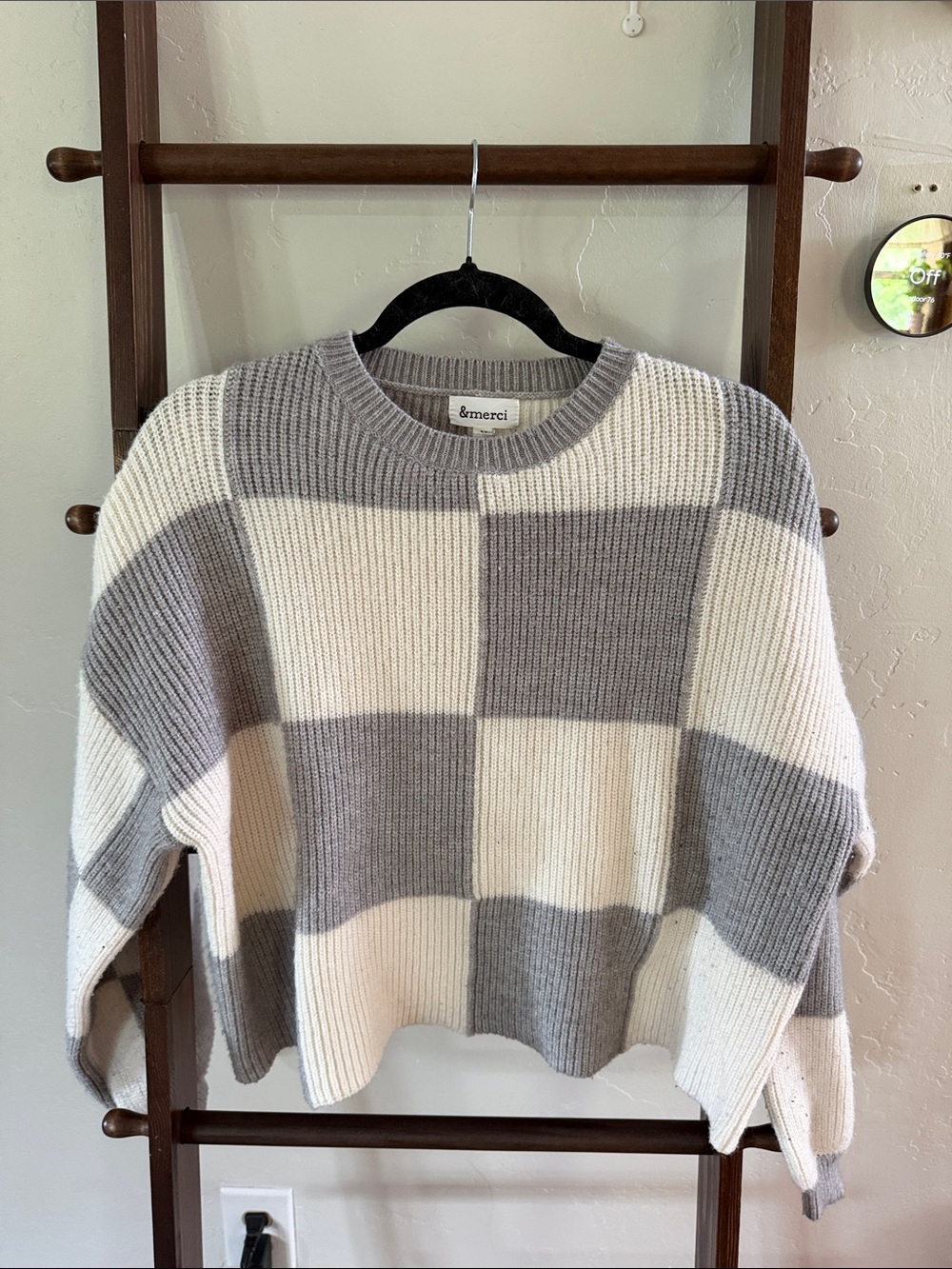 &merci Women's Gray and Cream Checkerboard Crewneck Sweater